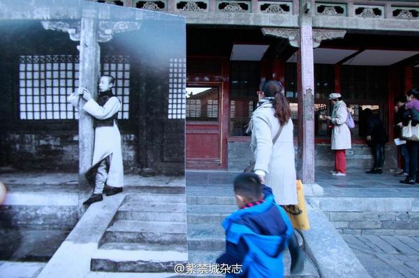 圖為1922年,，溥儀在燕禧堂抱柱玩懷表,。