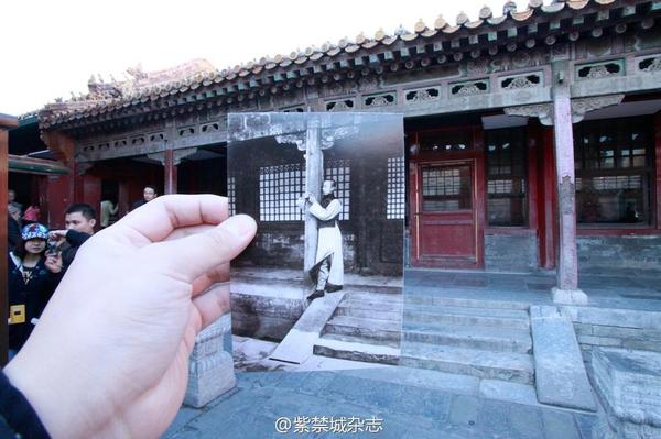 圖為1922溥儀在燕禧堂前抱柱玩懷表,。