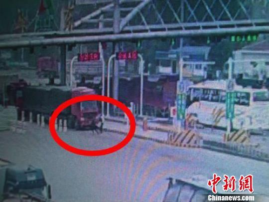 女子下車后,，民警被咬瞬間,。勾浩攝