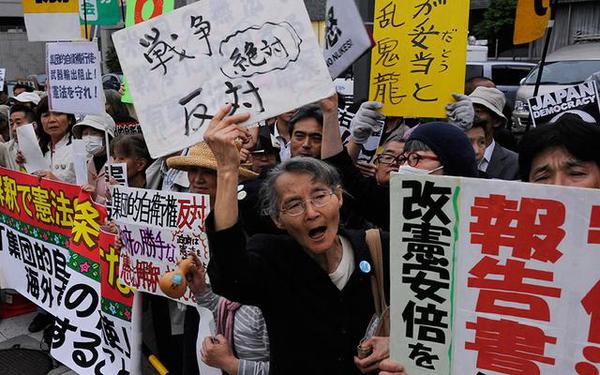資料圖：日本民眾抗議政府解禁集體自衛(wèi)權(quán),。