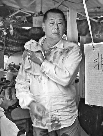 圖片說明：黎智英12日被憤怒民眾潑污物,。