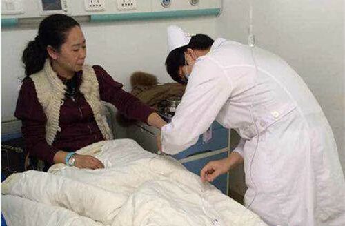 船營區(qū)第二十五小學(xué)被打老師郭鑫在市中心醫(yī)院留院觀察治療。