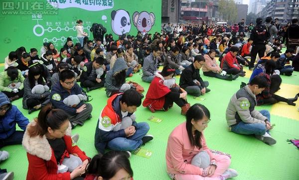 11月18日，首屆全國“發(fā)呆大賽”首站在成都寬窄巷子舉行,。