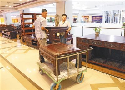 業(yè)內(nèi)人士認(rèn)為,,今年年底購買紅木材料或家具是個好時機(jī)。新京報記者 王遠(yuǎn)征 攝