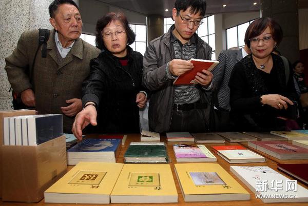 11月22日,，觀眾在展會(huì)現(xiàn)場(chǎng)選購(gòu)巴金作品。