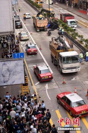 11月26日,，香港警方協(xié)助法庭執(zhí)達(dá)主任在旺角彌敦道展開清障行動(dòng),，下午1點(diǎn)45分,，彌敦道恢復(fù)雙向通車,。 中新社發(fā) 張宇 攝