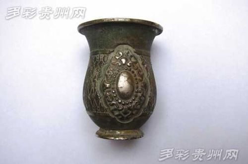 前,、背面鑄有相同的圖案,。（圖由楊文金提供）