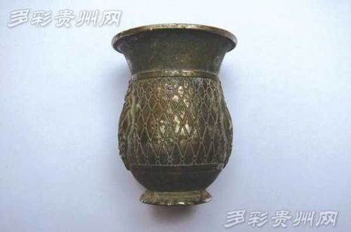 酒杯兩側(cè)鑄有“耳環(huán)花”圖案,。