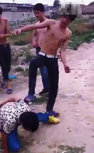光背男群毆