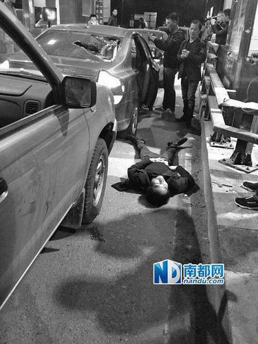 前日,，深汕高速公路陸豐內(nèi)湖入口處，被擊斃的毒販,。