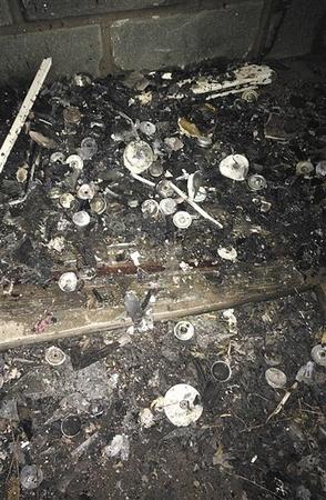 爆炸現(xiàn)場(chǎng)散落著很多直徑約5厘米的銀色金屬圓蓋,，圓蓋上銜接著線狀物,。