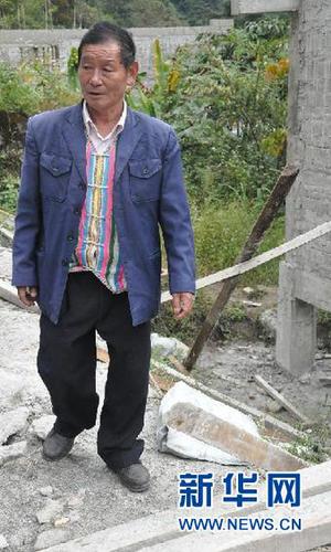 高德榮在獨龍江鄉(xiāng)檢查安居房建設(shè)進度和質(zhì)量（10月27日攝）,。新華社發(fā)