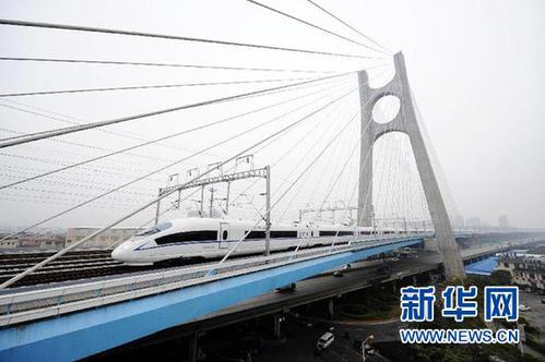 26日，中國三條重要高鐵干線——蘭新高鐵,、貴廣鐵路和南廣鐵路開通運營,。