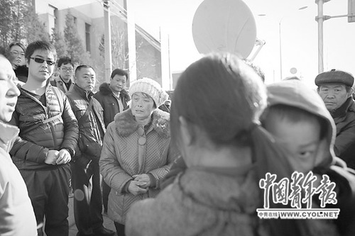 北京海淀區(qū)清華附中門外,，一名事故工地工人的家屬在哭泣,。本報記者 趙迪攝