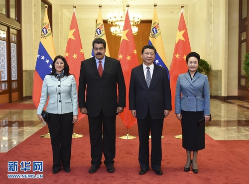 1月7日，國家主席習(xí)近平在北京人民大會堂會見委內(nèi)瑞拉總統(tǒng)馬杜羅,。這是會見前,，習(xí)近平和夫人彭麗媛同馬杜羅夫婦合影,。 新華社記者 張鐸 攝