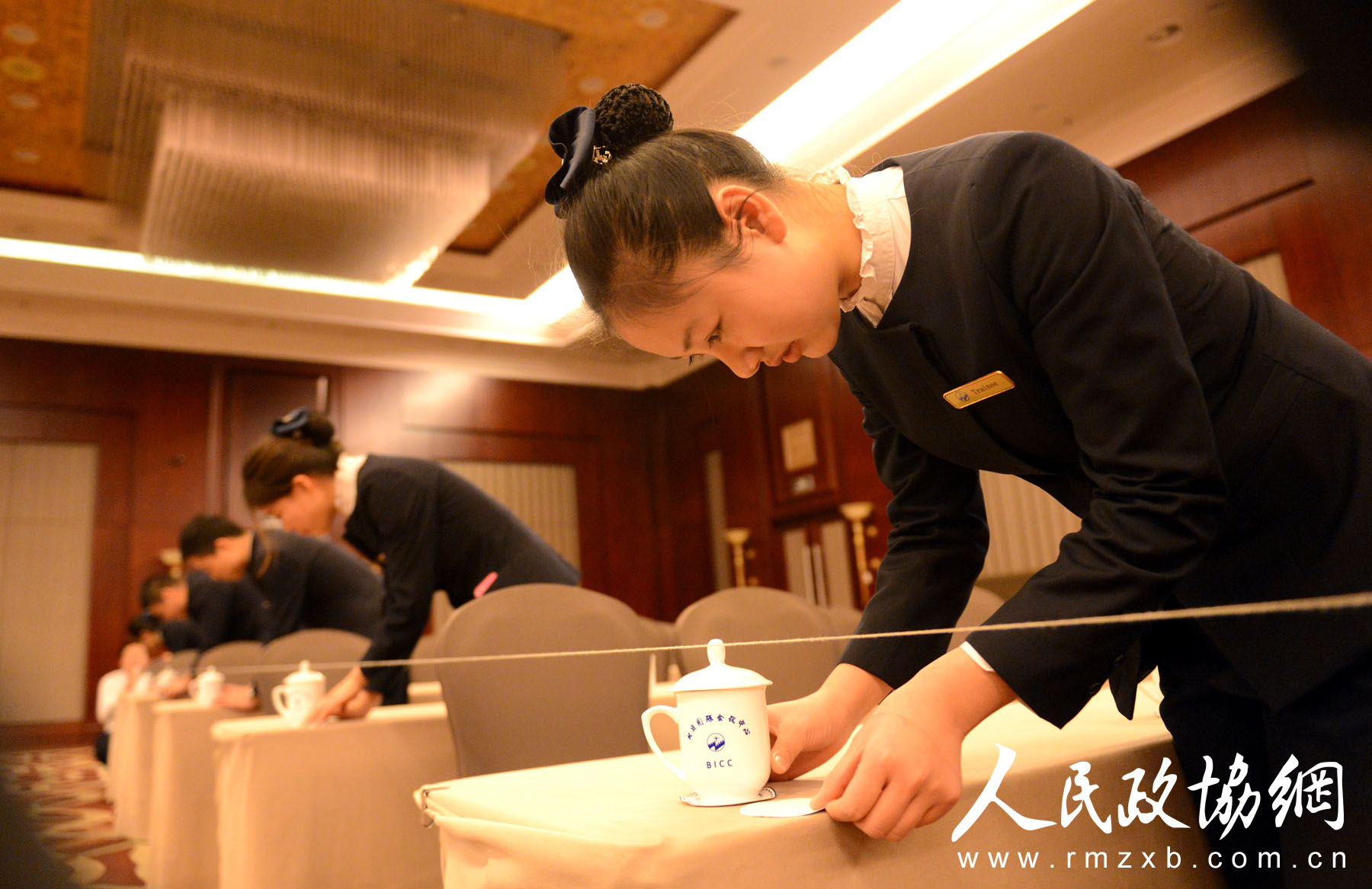 
											
											
												北京兩會花絮：1月25日會議間隙,工作人員在仔細(xì)布置會場
											