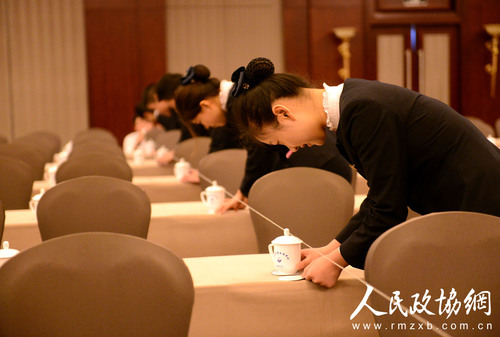工作人員在仔細(xì)布置會(huì)場(chǎng)2.記者 齊波攝