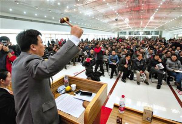 叫價 昨日,，中央和國家機關公車改革取消車輛首場拍賣會在京舉行，拍賣師劉京武正在叫價,。