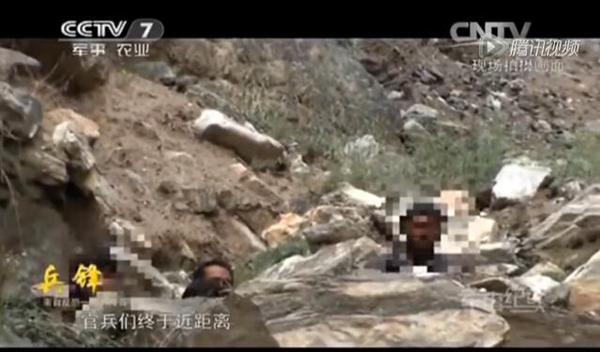 暴恐分子誤入山谷中的“死胡同”，扔石塊反抗