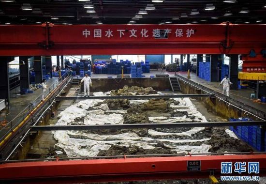 　在廣東陽江“南海一號”博物館，考古工作者每天都要定時向沉船船體木質(zhì)結(jié)構(gòu)噴灑特制藥水加以保護(hù),。從考古學(xué)角度來看,，對沉船船體的研究意義甚至大于船上的這些南宋瓷器,。