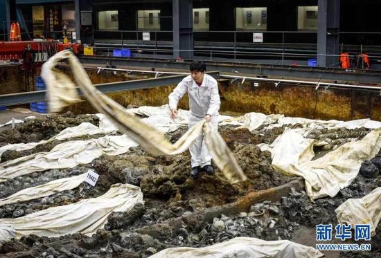 　在廣東陽江“南海一號”博物館,，一位考古工作者向沉船船體木質(zhì)結(jié)構(gòu)部分覆蓋浸泡過特制藥水的白布加以保護(hù)。從考古學(xué)角度來看,，對沉船船體的研究意義甚至大于船上的這些南宋瓷器,。