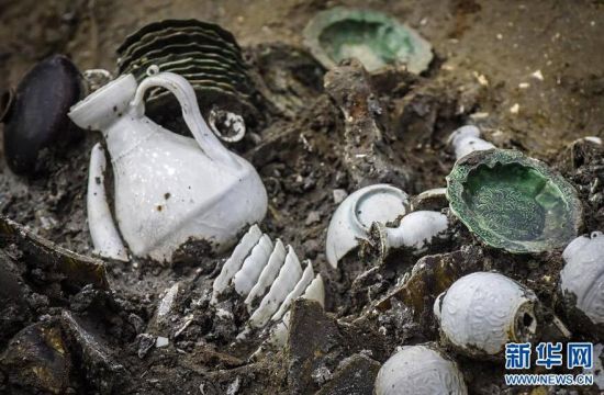 “南海一號”右側(cè)中部船艙位置散落著一摞摞福建德化窯白瓷器和福建磁灶窯綠釉器。