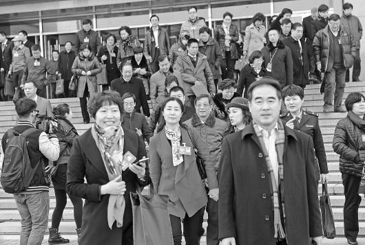 1月31日,省政協(xié)十一屆三次會議閉幕后,政協(xié)委員走出會場,。 本報記者 周青先 攝