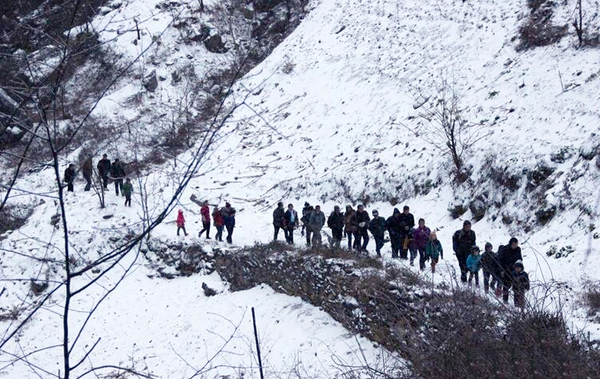 陜西22名學(xué)生每天往返8公里求學(xué)-冰天雪地爬山過河5