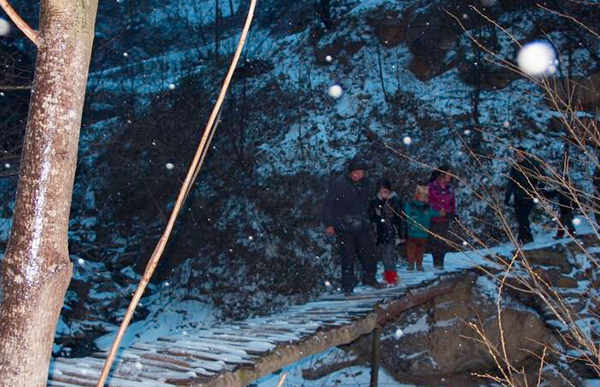 陜西22名學(xué)生每天往返8公里求學(xué)-冰天雪地爬山過河3