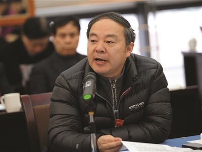 省政協(xié)委員,、南京外國(guó)語(yǔ)學(xué)校校長(zhǎng)鄒正對(duì)高考(課程)方案提建議。 吳俊 攝