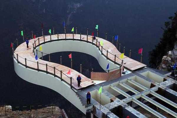 2月11日,，重慶云陽龍缸景區(qū)懸挑玻璃景觀廊橋最后一塊玻璃頂推成功,，被譽為世界第一懸挑玻璃景觀廊橋正式建成,，比舉世聞名的美國科羅拉多大峽谷玻璃廊橋懸挑還長5米多,，將成為重慶旅游一大亮點,，預(yù)計今年5月對外開放。圖為廊橋推舉成功,。