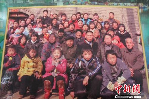 平木虎與張新妞的大家庭合影?！≈烨濉z
