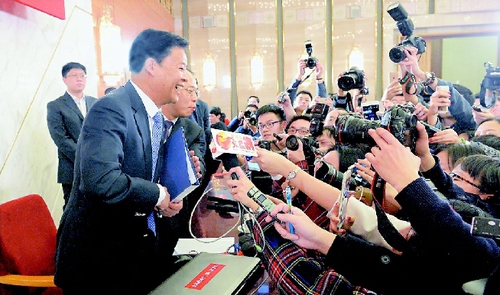 3月2日,，全國政協(xié)十二屆三次會議在人民大會堂一樓新聞發(fā)布廳召開新聞發(fā)布會,。圖為發(fā)言人呂新華笑答記者問,。    本報記者  賈寧  攝
