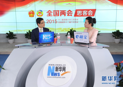 2015年3月7日，全國人大代表,，海爾集團輪值總裁周云杰做客新華網(wǎng)訪談間,，談創(chuàng)新創(chuàng)客成為企業(yè)發(fā)展的新動力。圖為周云杰與主持人對話,。 新華網(wǎng) 陳競超 攝