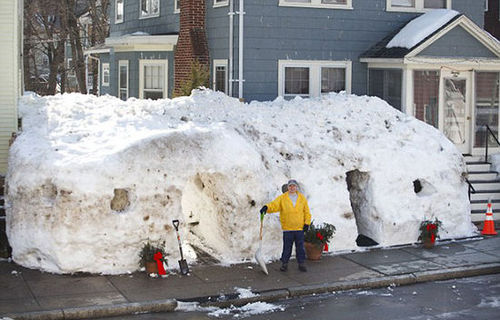 麥克卡夫在他鑿建的雪屋前留影,。（網(wǎng)頁(yè)截圖）