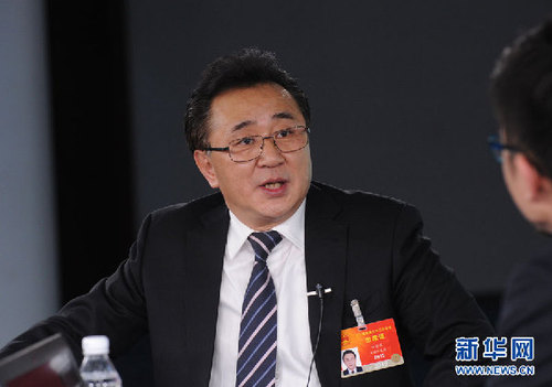 2015年3月10日,，全國人大代表,、安徽省蚌埠市委副書記,、市長白金明做客新華訪談,，與網(wǎng)友分享他對依法治國,、依法行政的體會和期待,，以及介紹建設(shè)法治蚌埠的規(guī)劃部署,。圖為白金明在訪談現(xiàn)場,。 新華網(wǎng) 陳競超 攝
