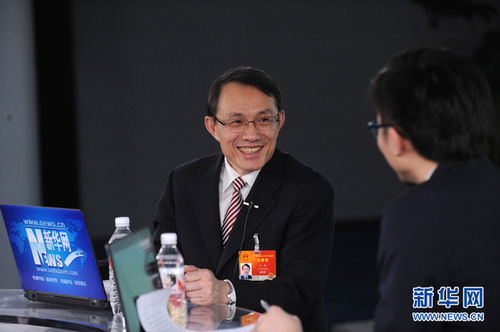 2015年3月12日，全國人大代表,、江蘇省教育廳廳長沈健做客2015年新華訪談兩會特別節(jié)目,，談“深化教育領(lǐng)域綜合改革，辦人民滿意教育”話題,。圖為沈健解答主持人問題,。 新華網(wǎng) 陳競超 攝