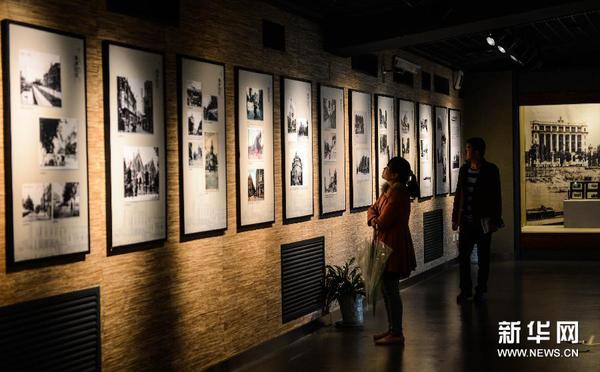 3月27日，游客在西湖博物館內(nèi)觀看明信片展,。