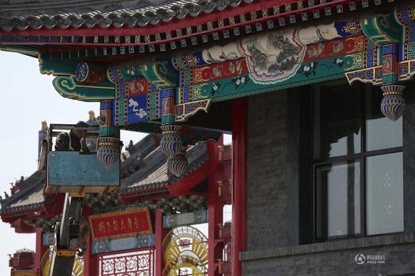 裝修工人正在為會(huì)館刷漆,。