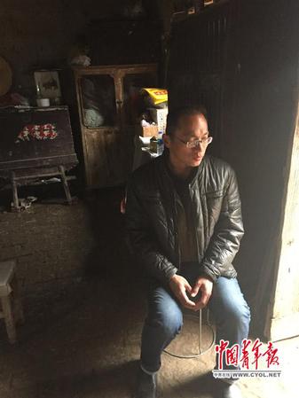 楊波濤坐在老家的屋里,。