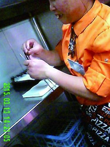 刀,、叉,、勺子等餐具清洗以后,，員工不戴手套,，徒手用餐巾紙包餐具 本報暗訪組