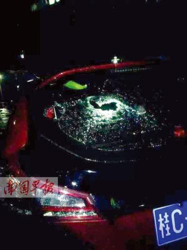 桂林市七星區(qū)三里店附近,，一輛小車的后擋風(fēng)玻璃被冰雹砸壞。 網(wǎng)友拍攝