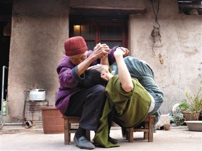 文慧的參展作品包括《和三奶奶跳舞》,。此前生活舞蹈工作室很多作品都取材自生活中的場景,。 文慧的參展作品包括《和三奶奶跳舞》,。此前生活舞蹈工作室很多作品都取材自生活中的場景。