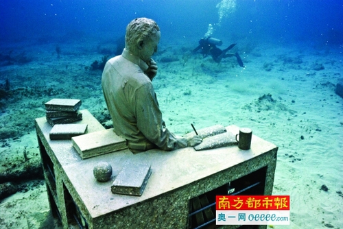 游客背著呼吸器深入水中觀看雕塑,。