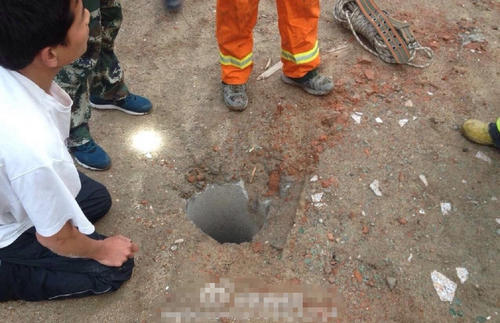 據(jù)了解,，事發(fā)地點位于航天基地富力城小區(qū)東側(cè)。男童墜井后，轄區(qū)警方、消防和120迅速趕赴現(xiàn)場,。晚8時,，華商報記者趕到現(xiàn)場時,，消防人員正持續(xù)向井內(nèi)輸氧,，井下還能聽到小孩的哭鬧聲,。小孩親屬趴在井口,，哭著不停地向井內(nèi)喊話。