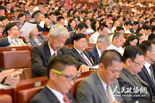 5,、深圳市政協(xié)六屆一次會議5月28日開幕，委員們認(rèn)真聽會_副本