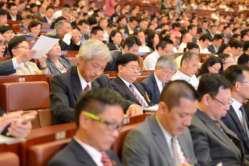 5、深圳市政協(xié)六屆一次會(huì)議5月28日開幕,，委員們認(rèn)真聽(tīng)會(huì)