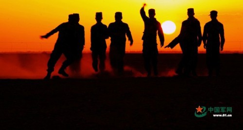 伴著夕陽結(jié)束一天的工作，這個時刻感覺一天過得都很充實,。李愛明攝