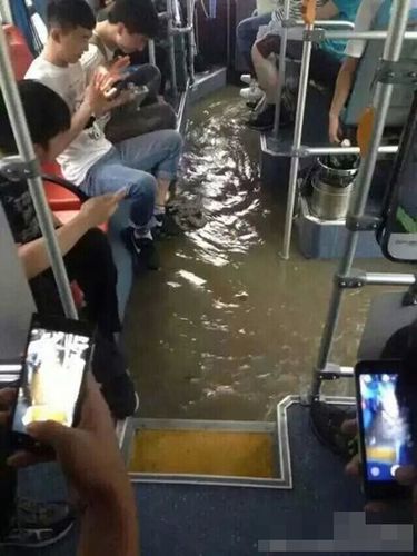 6月2日,，江蘇多地出現(xiàn)暴雨,，省會南京更是達到大暴雨級別，這是南京今年來最大的一場雨,，全城被淹,，部分地區(qū)水深及腰。雖未到梅雨季節(jié),，但南京這場雨,，已頗具汛期神韻。