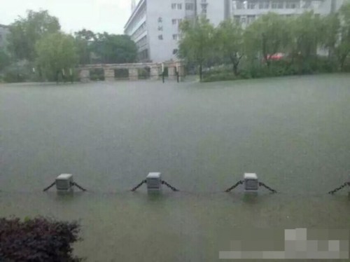 圖為暴雨中的南京,。5
